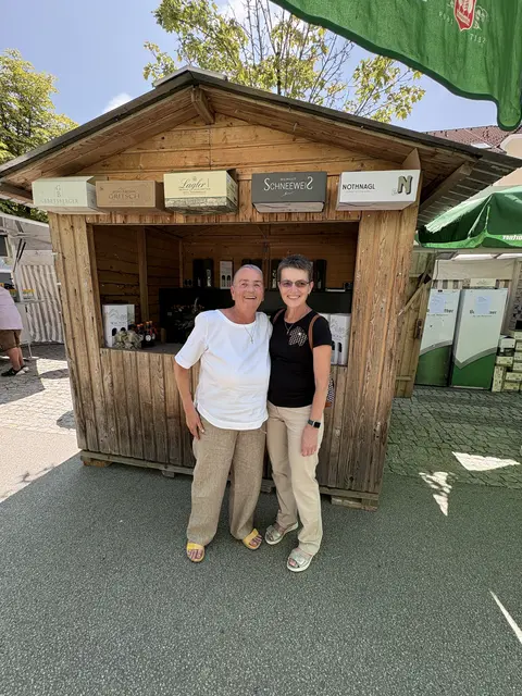 Die Spitzer Weinbauern präsentierten ihre edlen Tropfen bei einem Weinstand.  | Foto: Gemeinde Taufkirchen/Pram