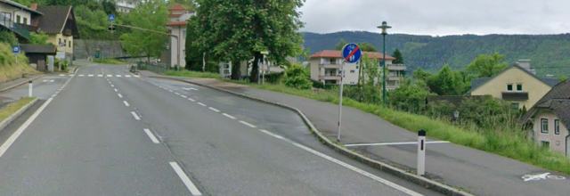 Wer hier nicht vom Fahrrad absteigt oder auf die stark befahrene Hauptstraße ausweicht, muss mit einer Strafe von 25 Euro rechnen. | Foto: Google Maps