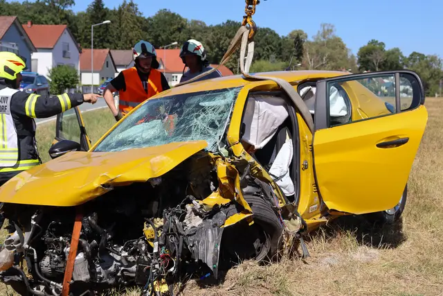 Die Feuerwehren aus Kohfidisch, Mischendorf und Großpetersdorf bargen die beiden Unfallautos. | Foto: Bezirksfeuerwehrkommando Oberwart/Alexander Flaschberger