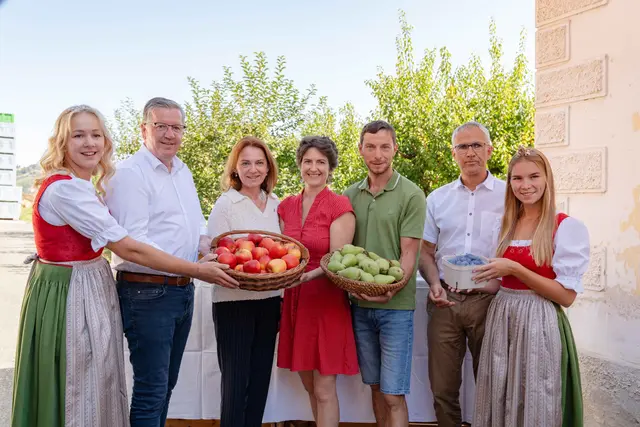 Wasser ist entscheidend für die Zukunft des heimischen Obstbaus. V. l.: Obstprinzessin Katharina, Präsident Andreas Steinegger, Agrarlandesrätin Simone Schmiedtbauer, Obstbauern Victoria und Seppi Singer, Obstbau-Obmann Manfred Kohlfürst und Obstkönigin Hannah.

 

  | Foto: LK Steiermark/Christof Hütter