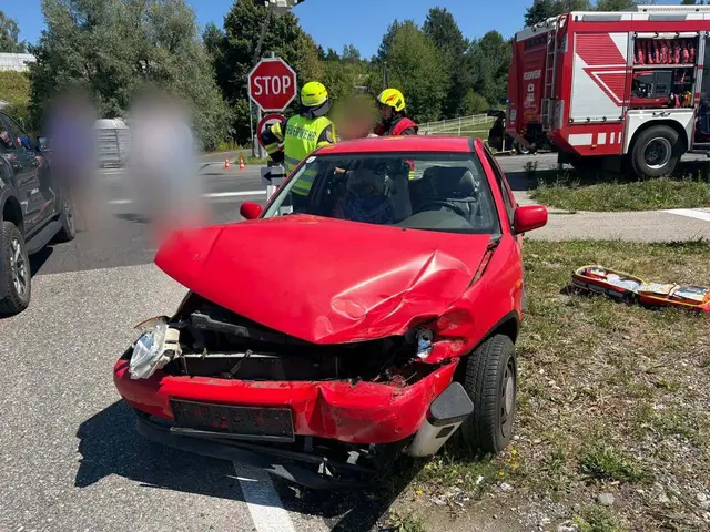 Pkws krachten auf der Kreuzung zusammen. | Foto: Feuerwehr Wernberg