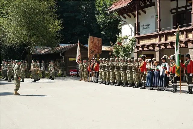 Zum 60. Traditionstag des Militärkommandos Tirol wurde am Bergisel an die Ereignisse von 1809 erinnert und der Blick auf aktuelle Sicherheitsaufgaben gerichtet.  | Foto: Erich Staudinger