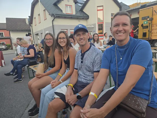 Ines, Christoph und Chiara Tiefenbacher sowie Anna Gravogl freuten sich über das Kinoerlebnis im Freien. | Foto: Julia Steyrer