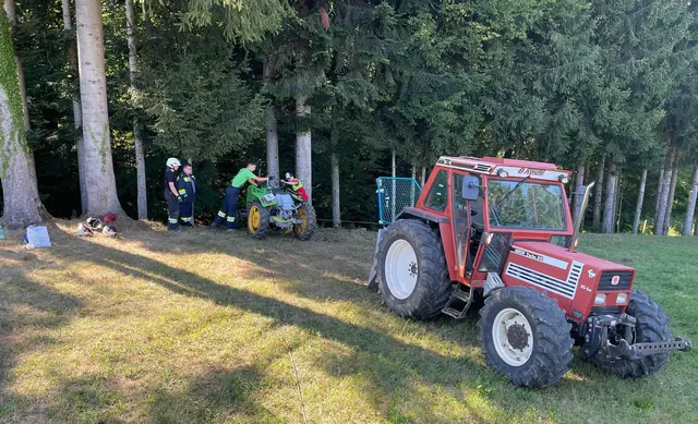 Für die Bergung des verunfallten Traktors war der Einsatz der Seilwinde notwendig.