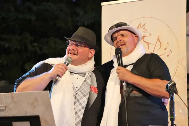 Als Tenöre aus Feldkirchen brillierten Rene Strohmeier (li) und Harald Wilfling mit einem musikalischen Sketch.  | Foto: Edith Ertl