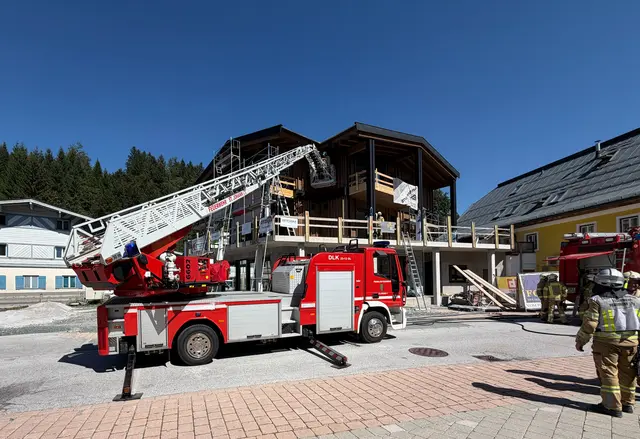 Bei Flämmarbeiten an einem Balkon geriet in Fieberbrunn eine Holzfassade in Brand. | Foto: ZOOM.TIROL