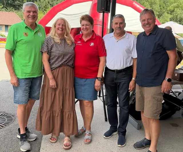 Ortsgruppenvorsitzende Romana Scharf (Mitte) mit den Ehrengästen beim Grillfest der Pensionisten im Generationenpark. | Foto: Privat