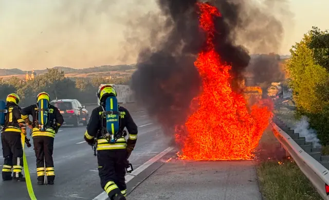 Pkw in Vollbrand: Eine Familie mit zwei Kindern konnte das Fahrzeug auf der A1 bei Pöchlarn rechtzeitig verlassen. | Foto: DOKU-NÖ