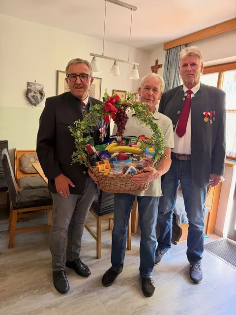 von links: Obmann Herbert Schilcher, Jubilar Franz Pagitsch, Subkassier Josef Braunsteiner | Foto: Kameradschaft Ramingstein
