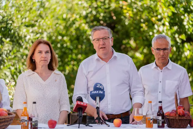 Obstbauern an Existenzgrenze – Branche agiert offensiv bei Klimawandelanpassung: Agrarlandesrätin Simone Schmiedtabuer, Präsident Andreas Steinegger und Obstbau-Obmann Manfred Kohlfürst | Foto: LK Steiermark/Christof Hütter