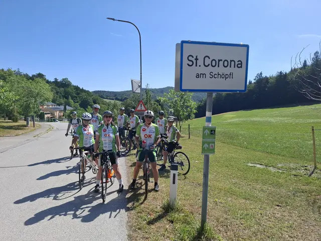 In St. Corona am Schöpfl erreichten die Sportradler Peter Kromp, Anna Holland, Stefan Enzenhofer, Christine Moser, Rudolf Haiderer, Martin Holland, Heribert Schmidl, Franz und Elfriede Bachl (v.l.n.r.) den zweithöchsten Punkt ihrer Radwallfahrt nach Klein-Mariazell.