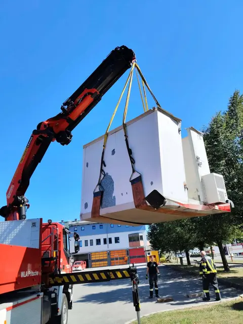 Die FF Voitsberg musste den beschädigten Container bergen. | Foto: FF Voitsberg