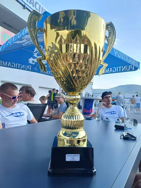 Der Siegerpokal | Foto: Blue Eyes Racing