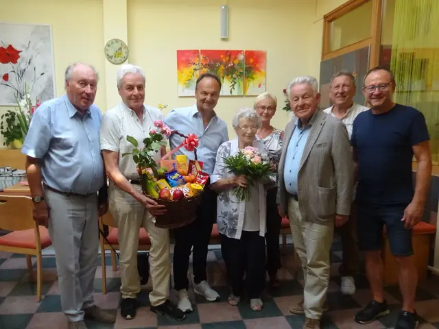 Zahlreiche Gratulanten feierten gemeinsam mit Maria Holzinger (M.) ihren 104. Geburtstag. | Foto: Franz Schlager