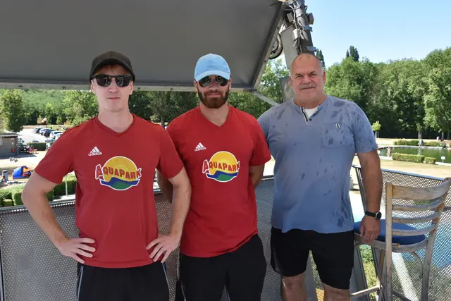 Die Bademeister auf dem Turm: Fabian Mautner und Lukas Jagsch gemeinsam mit dem Aquapark-Leiter Christian Mrskos. | Foto: Müller