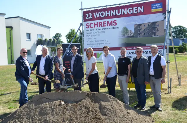 Vorstandsdirektor Manfred Damberger, Landesrat Anton Kasser, Gemeinderätin Martina Diesner-Wais, Bürgermeister David Süß, Bezirkshauptfrau Renate Giller-Schilk, Bundesrat Sebastian Stark, WoodRocks Geschäftsführer Stefan Schrenk, Vizebürgermeister Franz Pichler und Stadtrat Martin Speychal. | Foto: WAV