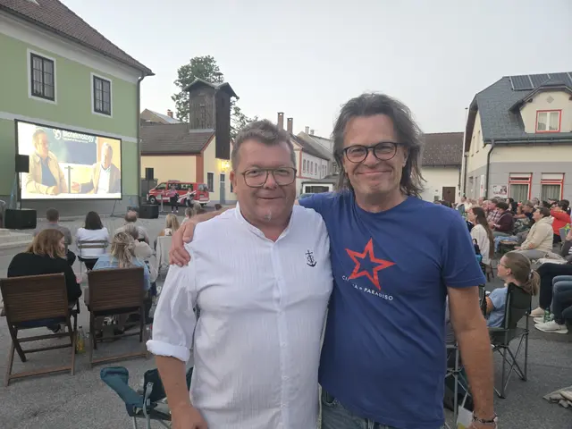 Seit mehreren Jahren organisieren Bürgermeister Christian Leeb und Cinema-Paradiso-Chef Alexander Syllaba den Kinoabend unter freiem Himmel. | Foto: Julia Steyrer