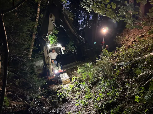 Nach der Traktorbergung musste noch kontaminiertes Erdmaterial abgetragen werden.