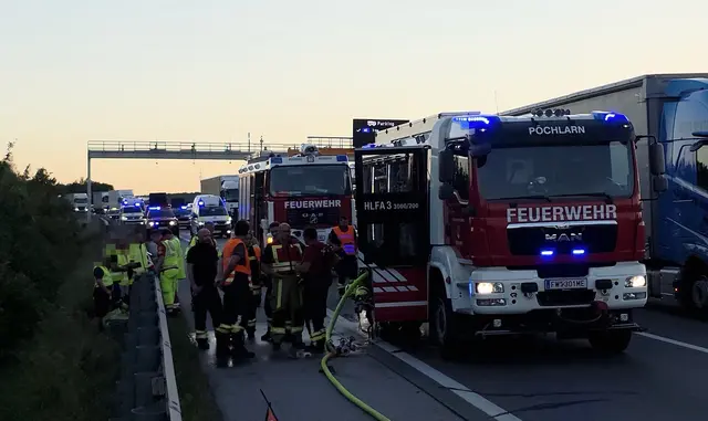 Flammen auf der A1: Die Feuerwehr Pöchlarn löschte den vollständig ausgebrannten Pkw unter Atemschutz.
 | Foto: DOKU-NÖ