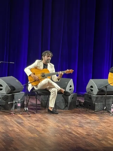 Daniel Casares heizte dem Publikum in Erl mit virtuosem Gitarrenspiel und leidenschaftlichem Flamenco ein.  | Foto: Martina Obertimpfler 