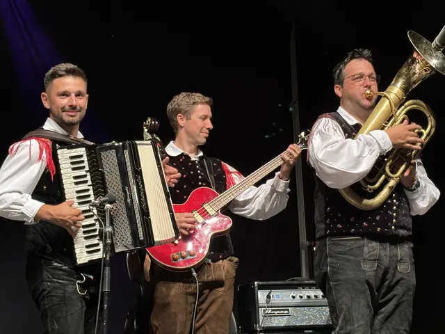 Perfekte Kombination: Sašo Avsenik griff zur Bassgitarre, nachdem ein Harmonikspielen für in aus gesundheitlichen Gründen derzeit nicht möglich ist. | Foto: MeinBezirk/W. Fischer