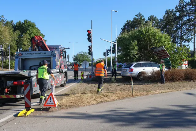 Warum der Autolenker plötzlich rechts in die Schilder abgebogen ist, ist nicht bekannt. | Foto: laumat.at/Matthias Lauber