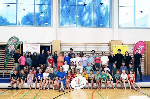 Gruppenfoto mit Vizebürgermeisterin Michaela Haidvogel, Patricia und Hans Holdhaus, Blanca, die für die sportlichen Wochen in Maria Enzersdorf verantwortlich zeichnet, dem Team der Betreuerinnen und Betreuer und vielen sportbegeisterten Kindern. | Foto: Marktgemeinde Maria Enzersdorf