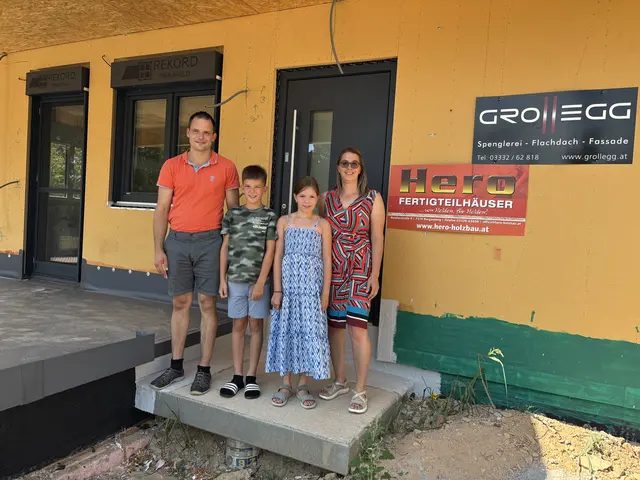 Jürgen und Manuela Kappel und ihre Kinder David und Sarah freuen sich auf ihr neues Zuhause, das noch heuer einzugsfertig werden soll.  | Foto: Elisabeth Kloiber/MeinBezirk