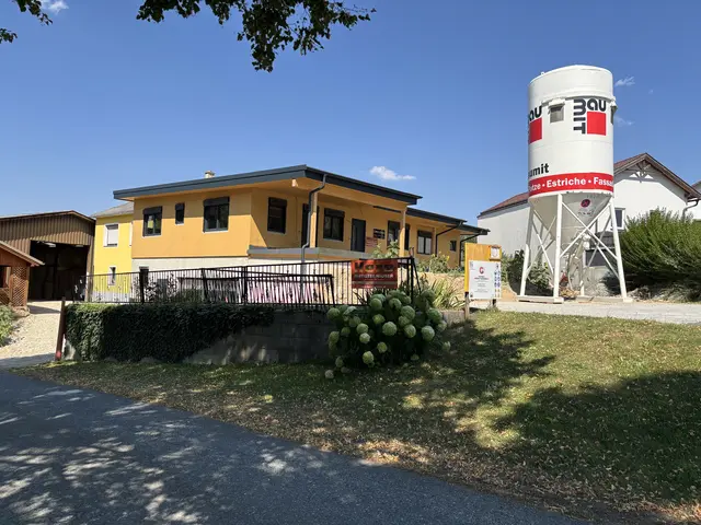 Am Ortsrand von Schmiedrait entsteht das neue Zuhause von Familie Kappel, indem drei Generationen Platz finden.  | Foto: Elisabeth Kloiber/MeinBezirk