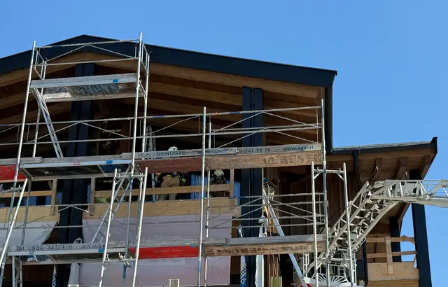 Ein Arbeiter bemerkte die Flammen an der Innenseite der Holzfassade. | Foto: ZOOM.TIROL