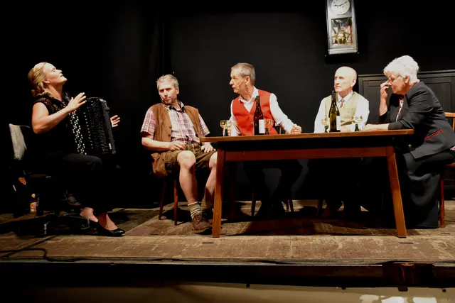 Die Besucherinnen und Besucher werden bei den Dimbacher Festspielen zu eindrucksvollen Szenen der Theatergeschichte entführt.  | Foto: Robert Zinterhof