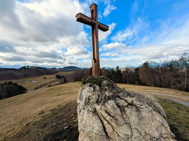Das Gipfelkreuz am Kaiserkogel mit den traumhaften Rundumblick. | Foto: Naturfreunde Traisen