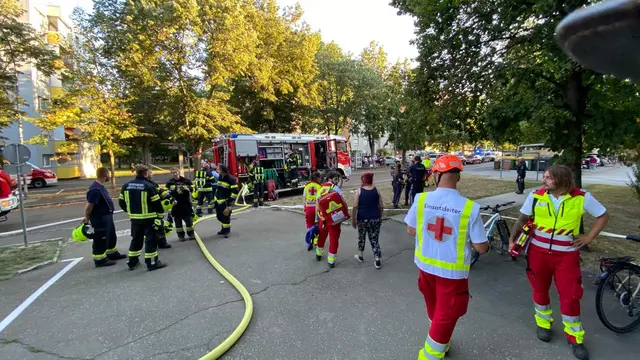 Zehn Fahrzeuge der Feuerwehr und mehr als 40 Kräfte standen bei dem Brand im Einsatz. | Foto: Freiwillige Feuerwehr Leoben-Göss