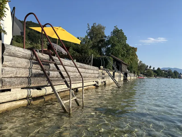 Der niedrige Wasserstand des Attersees ist derzeit an vielen Uferbereichen deutlich zu erkennen. | Foto: MeinBezirk/Rabl