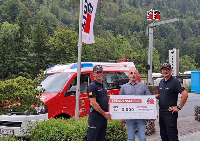 Scheckübergabe in Bad Ischl: Kommandant Jochen Eisl (FF Bad Ischl), Friedrich Petereder (Baumit Werksleiter) und Kommandant-Stv. Hannes Stibl. | Foto: Baumit