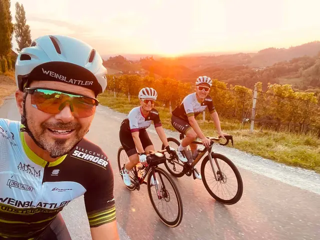 Birgit und Thomas Gröbner machten sich bei Sonnenaufgang auf den Weg von der Südsteiermark ans Meer - begleitet von Gerald Adam persönlich, führten die ersten Kilometer über den Sernauberg in Richtung Radlpass. | Foto: Weinblattler
