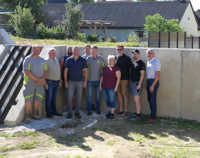 Lokalaugenschein beim Rückhaltebecken: Polier Manfred Etzbacher, Vizebürgermeister Reinhard Steindl, Ortsvorsteher Erwin Strasser, Gebietsbauleiter-Stellvertreter Siegfried Pöll, Sektionsleiter Christian Amberger, Amtsleiter René Rameder, Anrainer Monika, Wolfgang und Florian Ulrich und Bürgermeister Andreas Pichler. | Foto: WLV