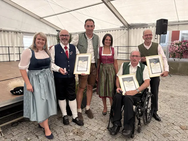 Ein Höhepunkt des Festaktes waren die Ehrungen verdienter Persönlichkeiten aus Spitz, die von Taufkirchens Bürgermeister Paul Freund (3. v. l.) und Vizebürgermeisterin Elisabeth Bauer (l.) vorgenommen wurden. | Foto: Gemeinde Taufkirchen/Pram