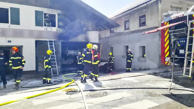 Die Feuerwehren konnten durch ihr rasches Eingreifen verhindern, dass sich der Werkstattbrand auf das Wohnhaus ausbreitete. | Foto: Manfred Fesl