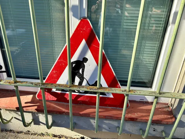 Baustellenschild hinter Fenstergitter
