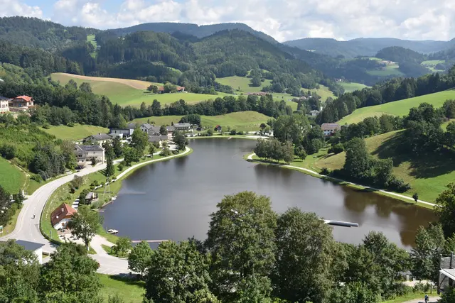 Als Seelsorger und Baumeister prägt Monsignore Karl Michael Wögerer Waldhausen schon 50 Jahre.  | Foto: Robert Zinterhof