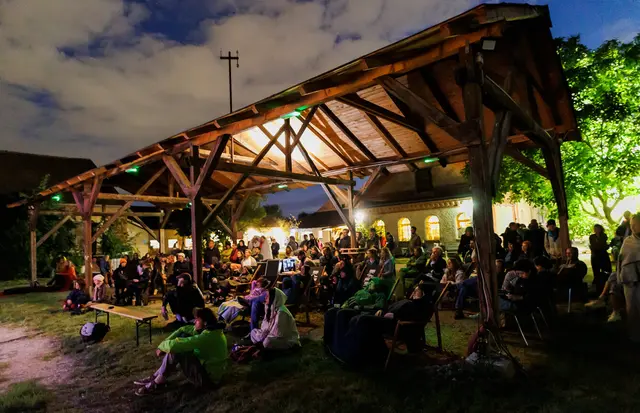 Vier Tage lang wird im Zukunftshof Rothneusiedl gefeiert – vom Sonnenaufgang bis tief in die Nacht. | Foto: Markus Sepperer
