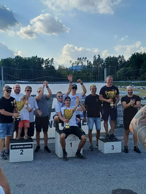 Beim 3. Rennen wurden die Pokale übergeben.  | Foto: Blue Eyes Racing