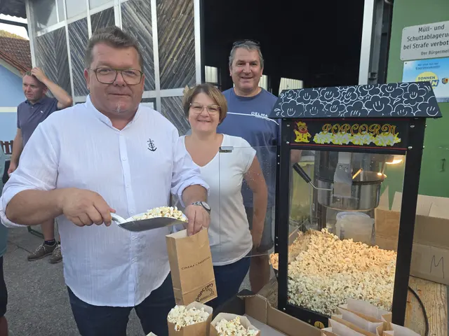Bürgermeister Christian Leeb, Sylvia Gravogl und Vizebürgermeister Andreas Schubert versorgten die Kinofans mit Popcorn. | Foto: Julia Steyrer
