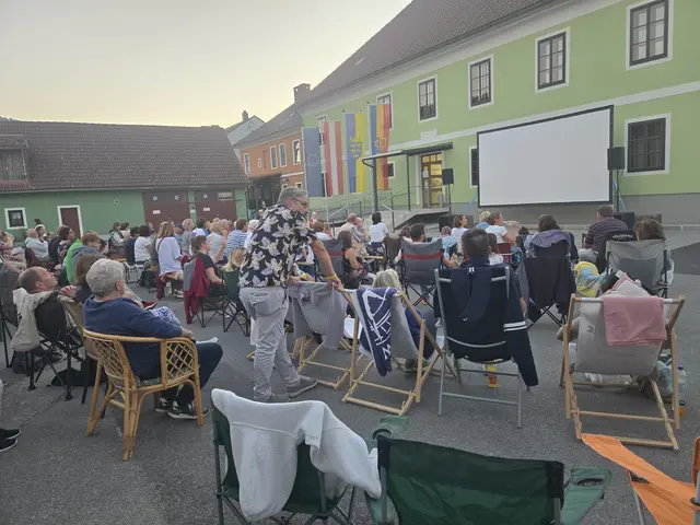 Mit Campingstühlen und Gartensesseln ausgestattet, sicherten sich die Gäste ihre Plätze für den Kinoabend. | Foto: Julia Steyrer