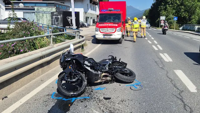 Zwei Verkehrsunfälle im Bezirk Innsbruck-Land forderten am 13. August 2026 jeweils einen Verletzten – in Götzens wurde ein Fußgänger auf einem Schutzweg erfasst, in Hall in Tirol kam ein Motorradlenker nach einem Ausweichmanöver zu Sturz. | Foto: zoom.tirol
