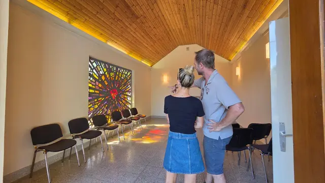 Blick in die Aufbahrungshalle, die eine Modernisierung verträgt. | Foto: Bestattung Stranz