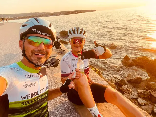 Nach rund zwölf Stunden im Sattel und 320 Kilometern konnten Birgit und Thomas Gröbner den Sonnenuntergang an der slowenischen Küste in Izola genießen. | Foto: Weinblattler