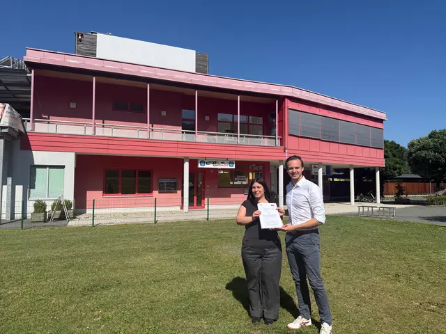 Investorin Elitsa Polizoeva und Bürgermeister Johannes Wagner mit der Baubewilligung.  | Foto: Stadtgemeinde Frohnleiten