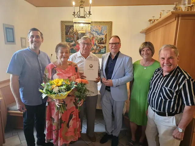 Goldene Hochzeit Mayer Friedrich und Ingrid:
OV GGR Judex Alexander, Jubilare Mayer Ingrid und Friedrich, BGM Aigner Franz, Mantler Irmgard und Johann (Seniorenbund). | Foto:  Marktgemeinde Kirchberg am Wagram